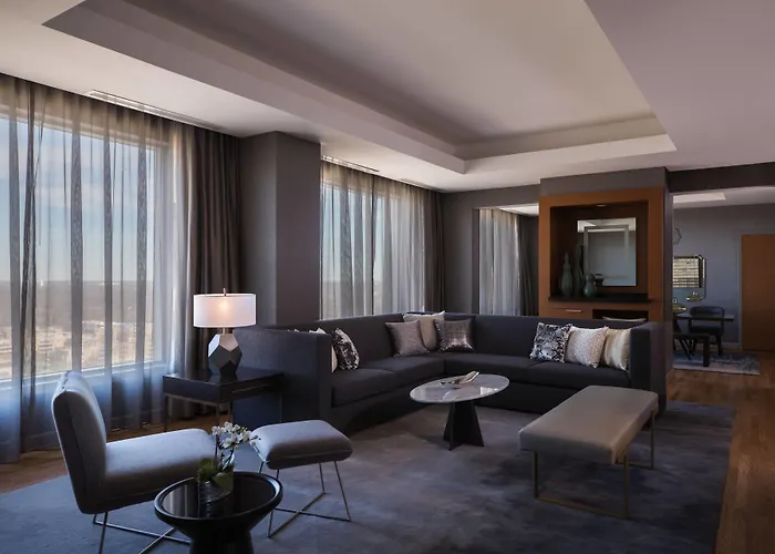 Renaissance Convention Center Hotel 4*