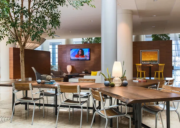 Renaissance Convention Center Hotel 4*