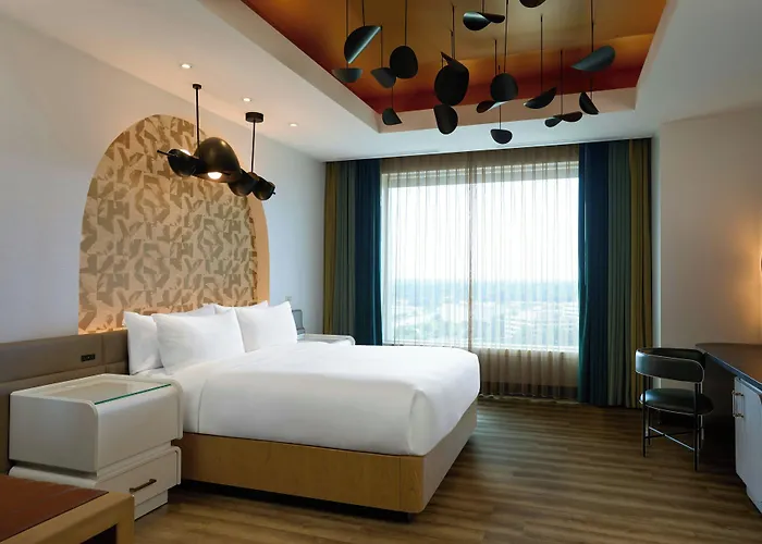 Renaissance Convention Center Hotel 4*